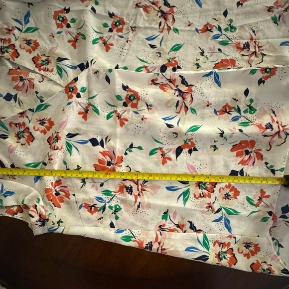 DR2 Daniel Rainn - cream  floral v-neck pleated front cap sleeves top, S… - Picture 7 of 7